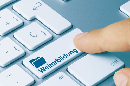 Foto: Tastatur mit Taste Weiterbildung